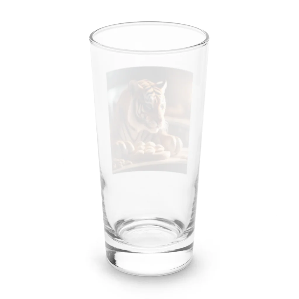 クロスクリエイティブのパンを焼いているトラ Long Sized Water Glass :back