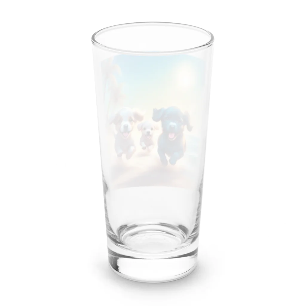 Chocolat15sucreの砂浜で遊ぶ子犬たち Long Sized Water Glass :back