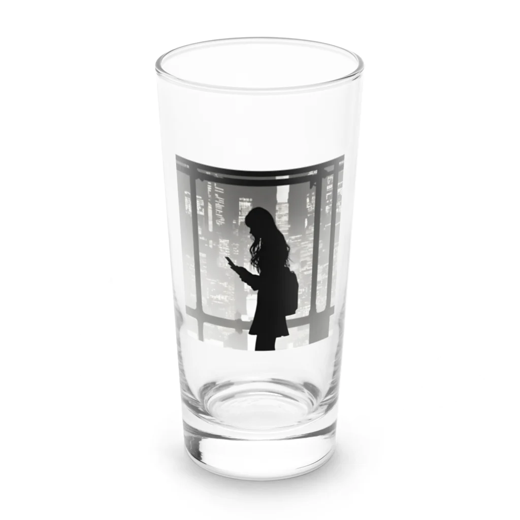 しるえっとのスマホを操作するエモーショナルな雰囲気の女性 Long Sized Water Glass :front