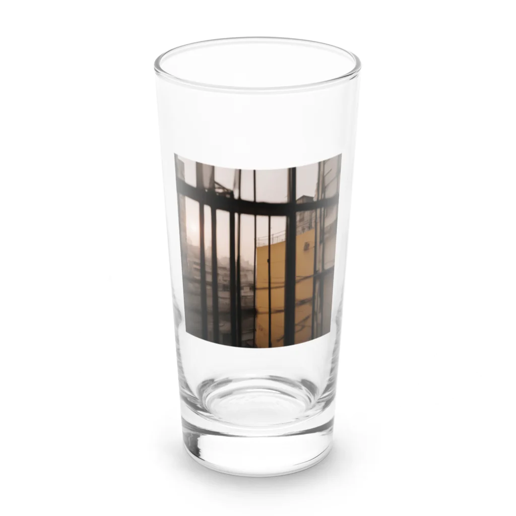 shell_hutの窓から覗く荒廃した建物が立ち並ぶ無人の通り Long Sized Water Glass :front