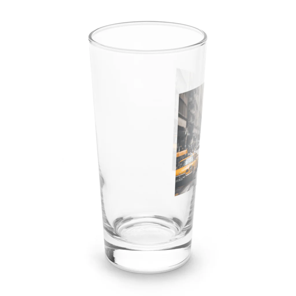 Wenbeeの車が行き交う街にたたずむキリン Long Sized Water Glass :left