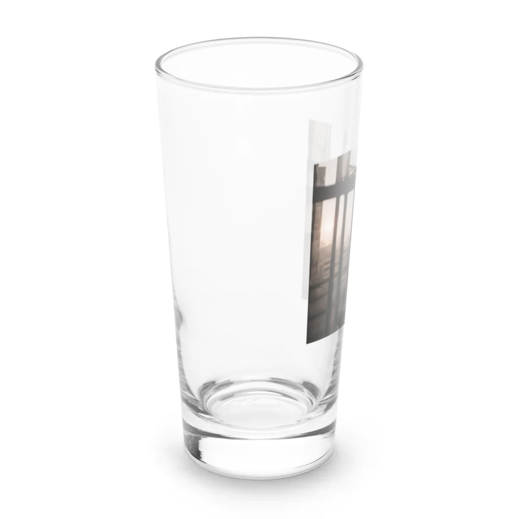 shell_hutの窓から覗く荒廃した建物が立ち並ぶ無人の通り Long Sized Water Glass :left