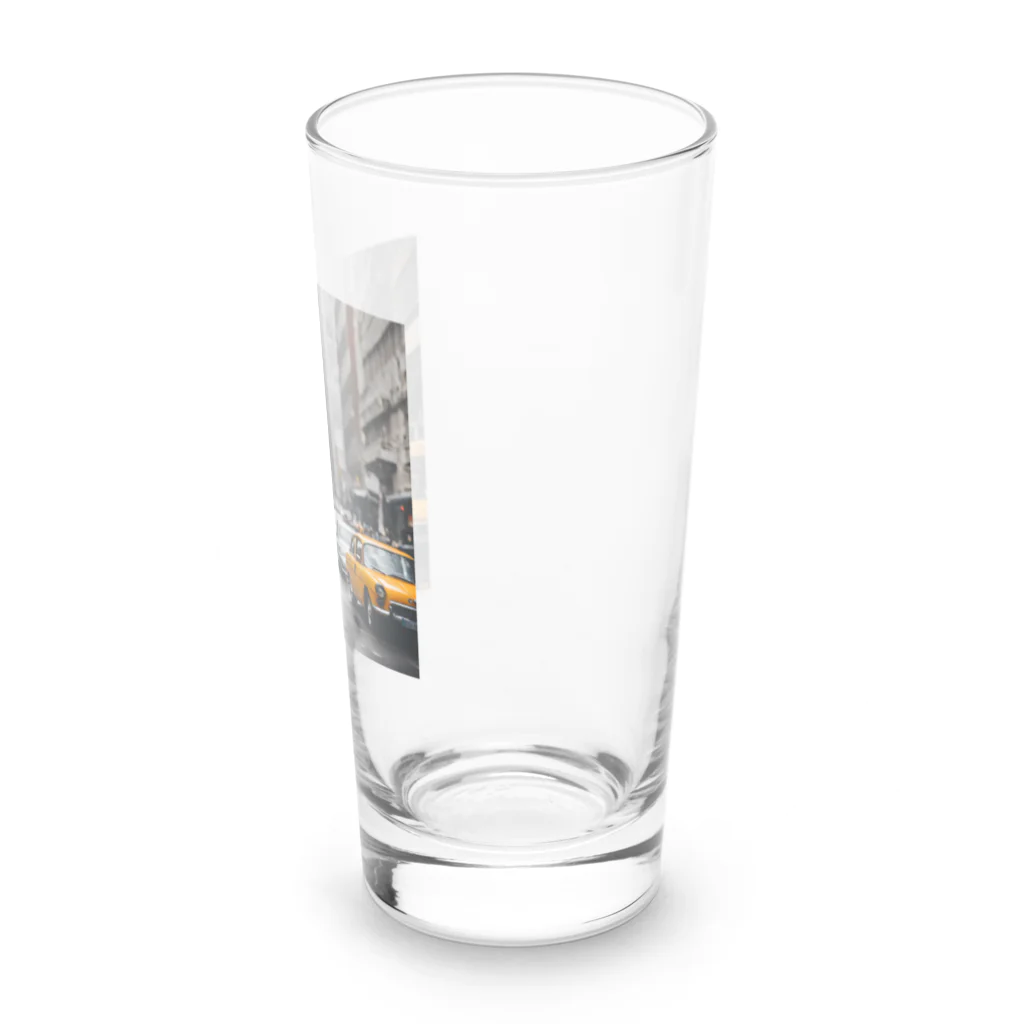 Wenbeeの車が行き交う街にたたずむキリン Long Sized Water Glass :right