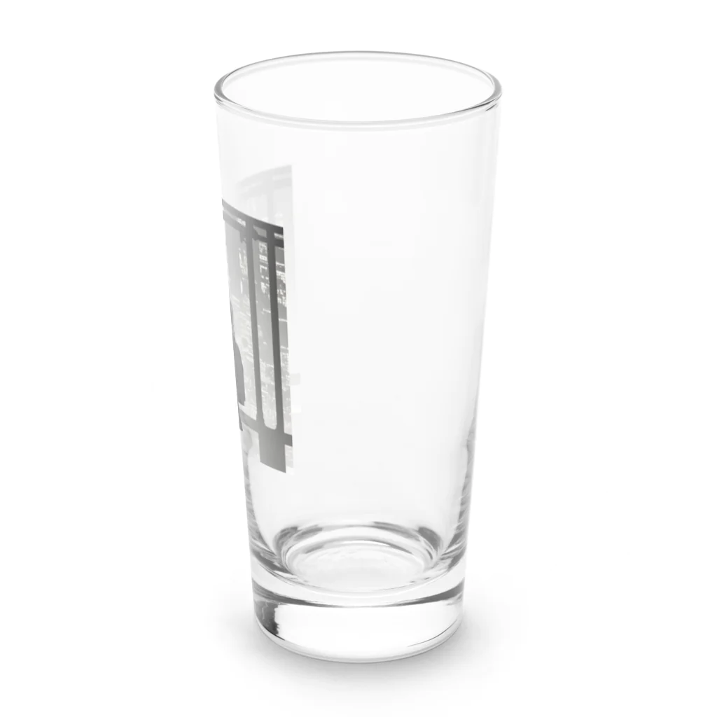 しるえっとのスマホを操作するエモーショナルな雰囲気の女性 Long Sized Water Glass :right