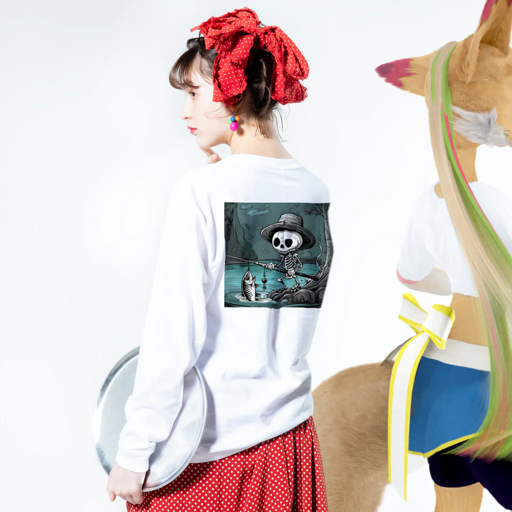 ROBO HEATのfishingskullのbackprintシリーズ ロングスリーブTシャツの着用イメージ(裏面・袖部分)