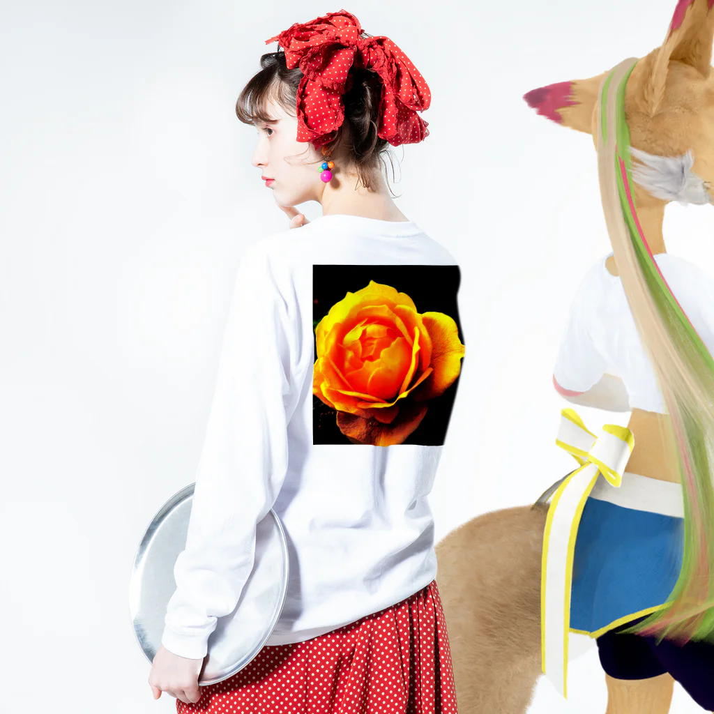 Anna’s galleryのYellow Rose ロングスリーブTシャツの着用イメージ(裏面・袖部分)