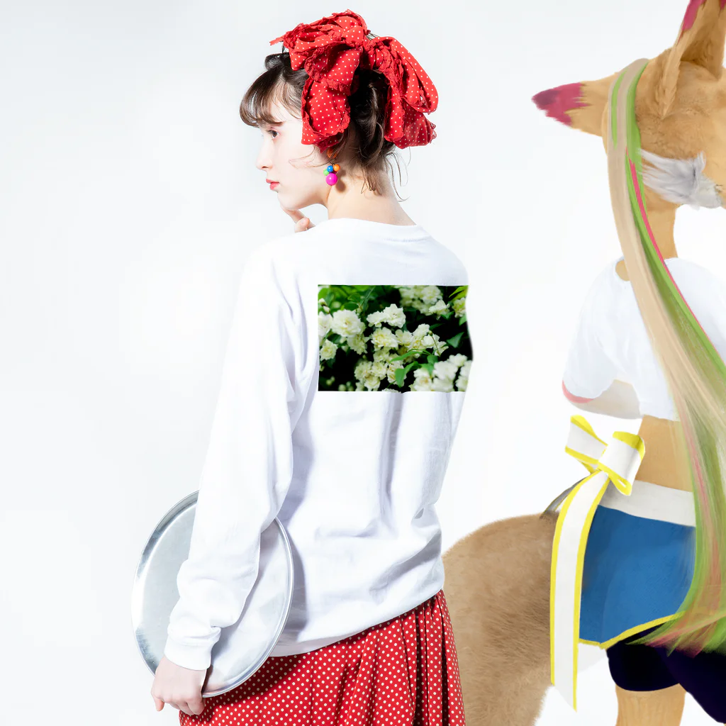 かぴばらのFLOWERS-しろ- Long Sleeve T-Shirt :model wear (back, sleeve)