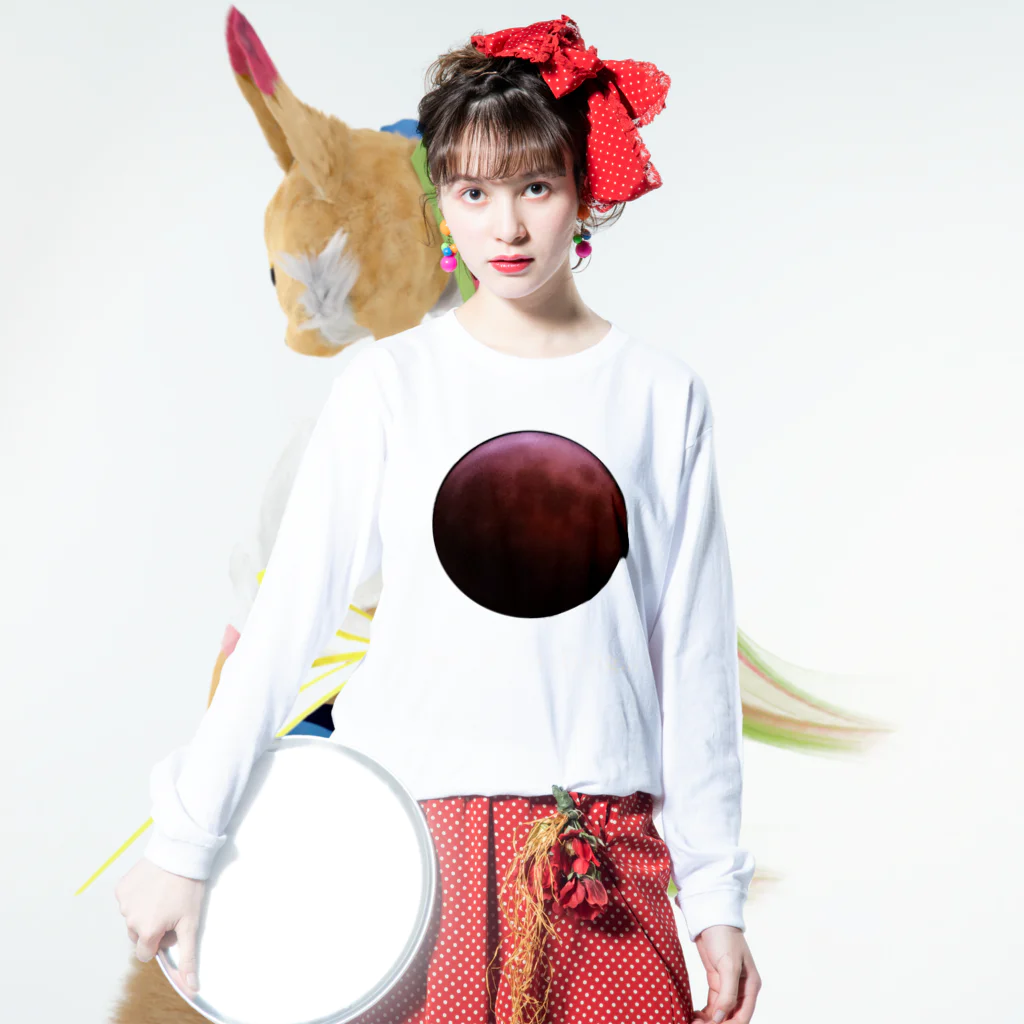暗国の杜　SUZURI支店のRed Moon rising... Long Sleeve T-Shirt :model wear (front)