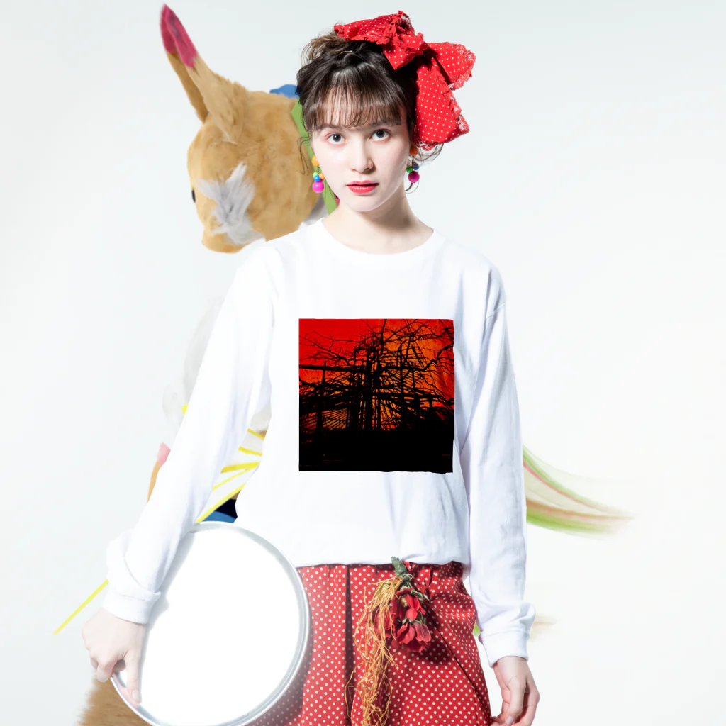 サトリアートの赤と影 Long Sleeve T-Shirt :model wear (front)