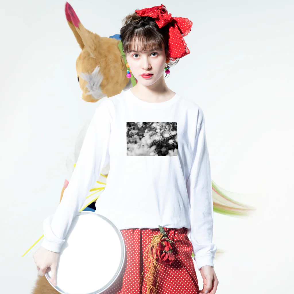 akane_art（茜音工房）のモノクロフラワー（キク） Long Sleeve T-Shirt :model wear (front)