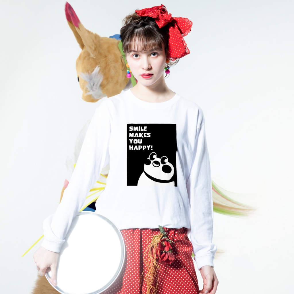 “すずめのおみせ” SUZURI店のSmile makes you happy Long Sleeve T-Shirt :model wear (front)