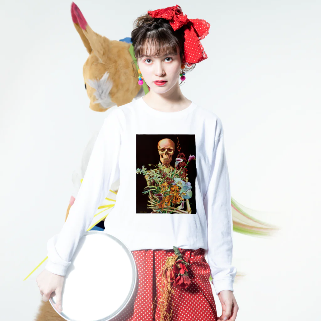 骸骨がメインの作品の骸骨と花 ロングスリーブTシャツの着用イメージ(表面)