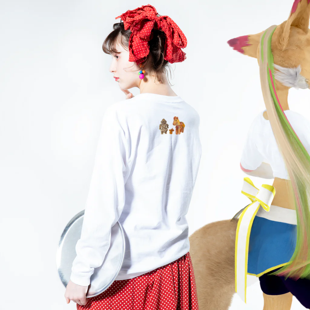WAMI ARTのアワ歌(ヲシテ文字)とハニワ ロングスリーブTシャツの着用イメージ(裏面・袖部分)