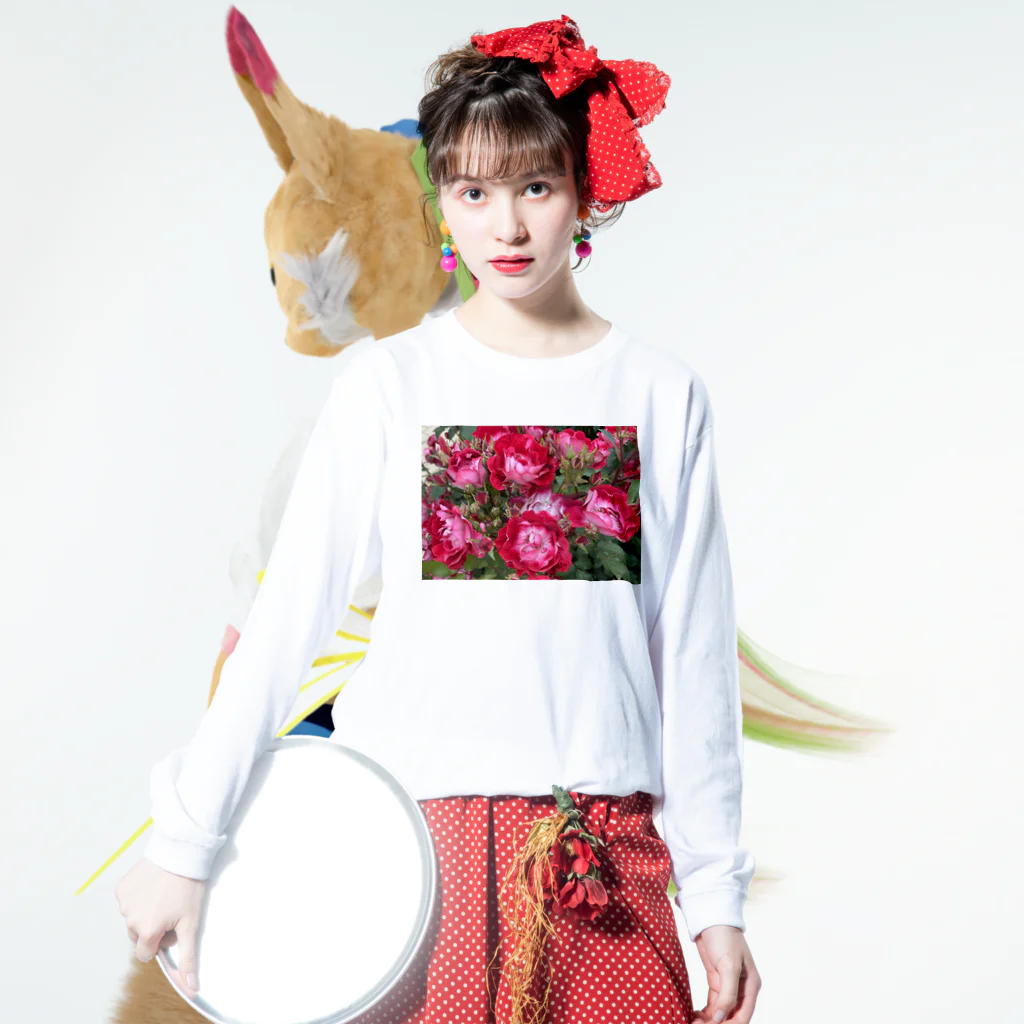 紫ノエルの赤い薔薇① ロングスリーブTシャツの着用イメージ(表面)