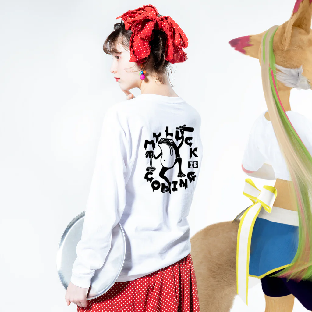 MY LUCK IS COMING.の酔いどれラックくん Long Sleeve T-Shirt :model wear (back, sleeve)