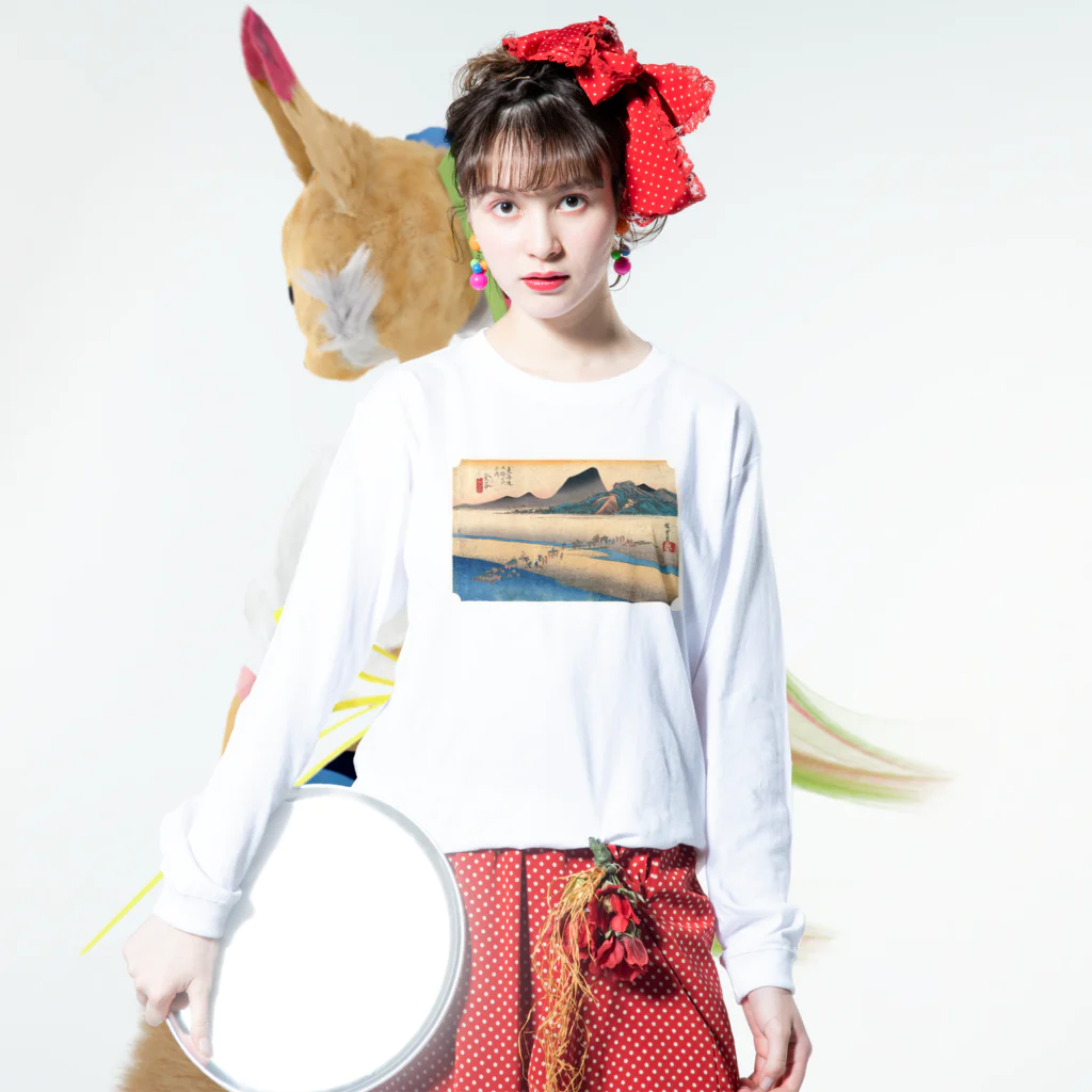 寿めでたや(ukiyoe)の広重_東海道五拾三次・金谷 大井川遠岸 Long Sleeve T-Shirt :model wear (front)