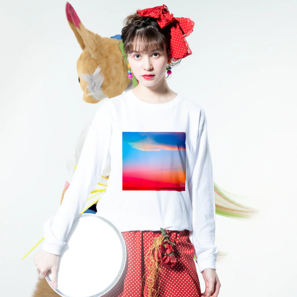 NEON LIGHT STARSの赤富士ひのまる空 Long Sleeve T-Shirt :model wear (front)