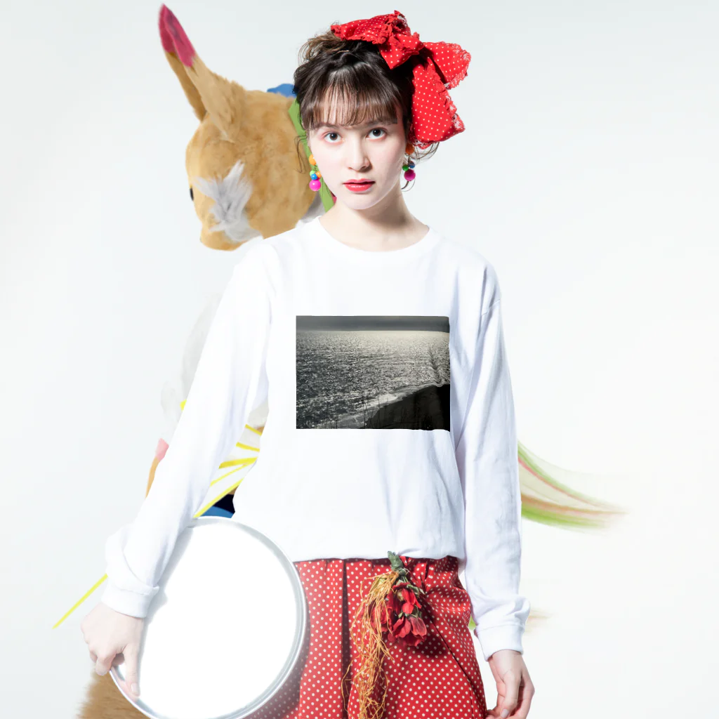 空屋　sorayakusakaの202004241513000　銀の海岸線 Long Sleeve T-Shirt :model wear (front)