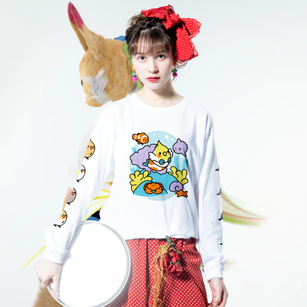 Cody the Lovebirdのサンゴ礁を守ろう！オカメインコと海のお友達　Chubby Bird Long Sleeve T-Shirt :model wear (front)