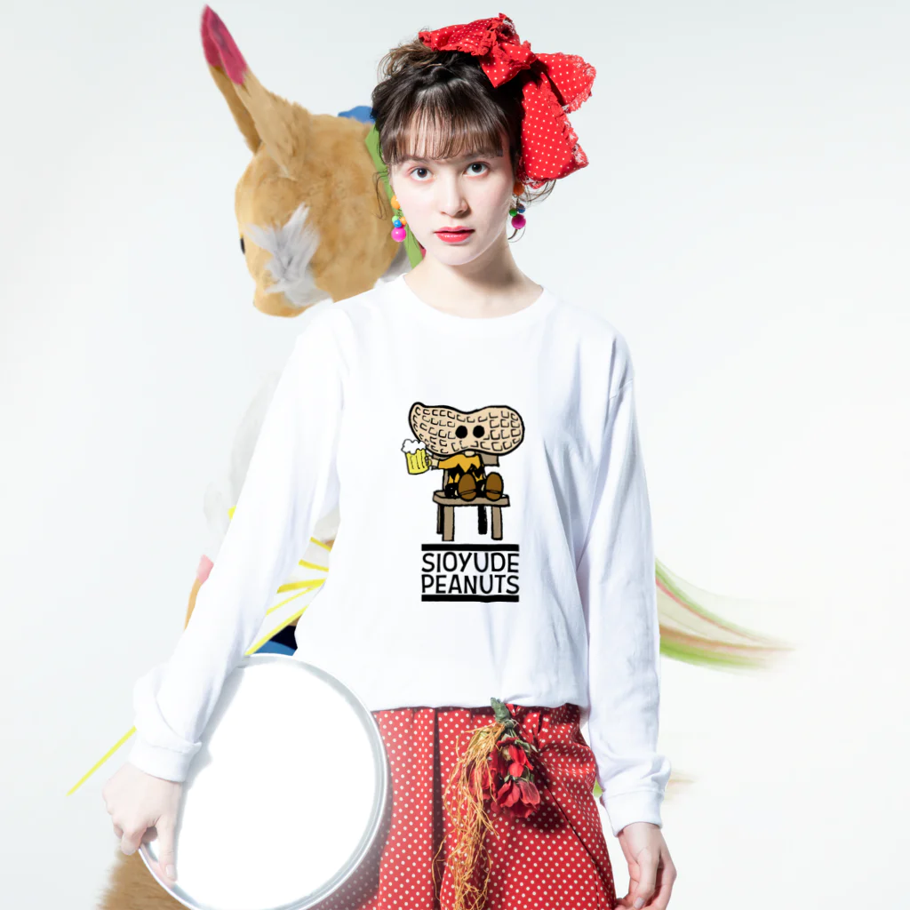 IZAKAYAWEBの塩ゆでピーナッツ Long Sleeve T-Shirt :model wear (front)