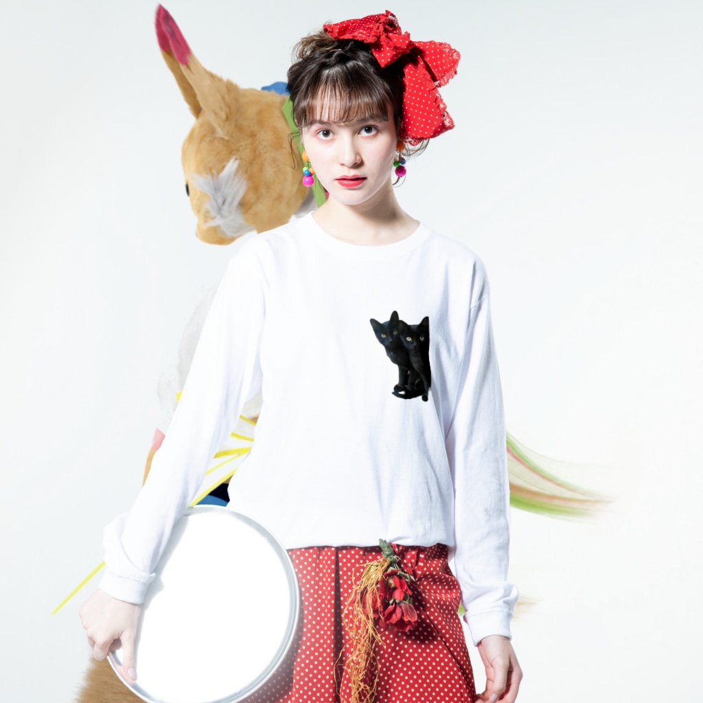 ちばっちょ【ち畳工房&猫ねこパラダイス】の黒猫は見た Long Sleeve T-Shirt :model wear (front)
