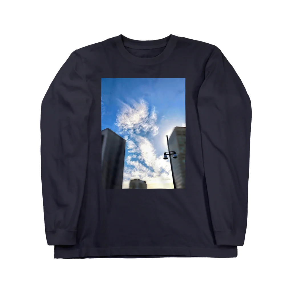 錆猫の館のビルの谷間の龍神雲 ロングスリーブTシャツ