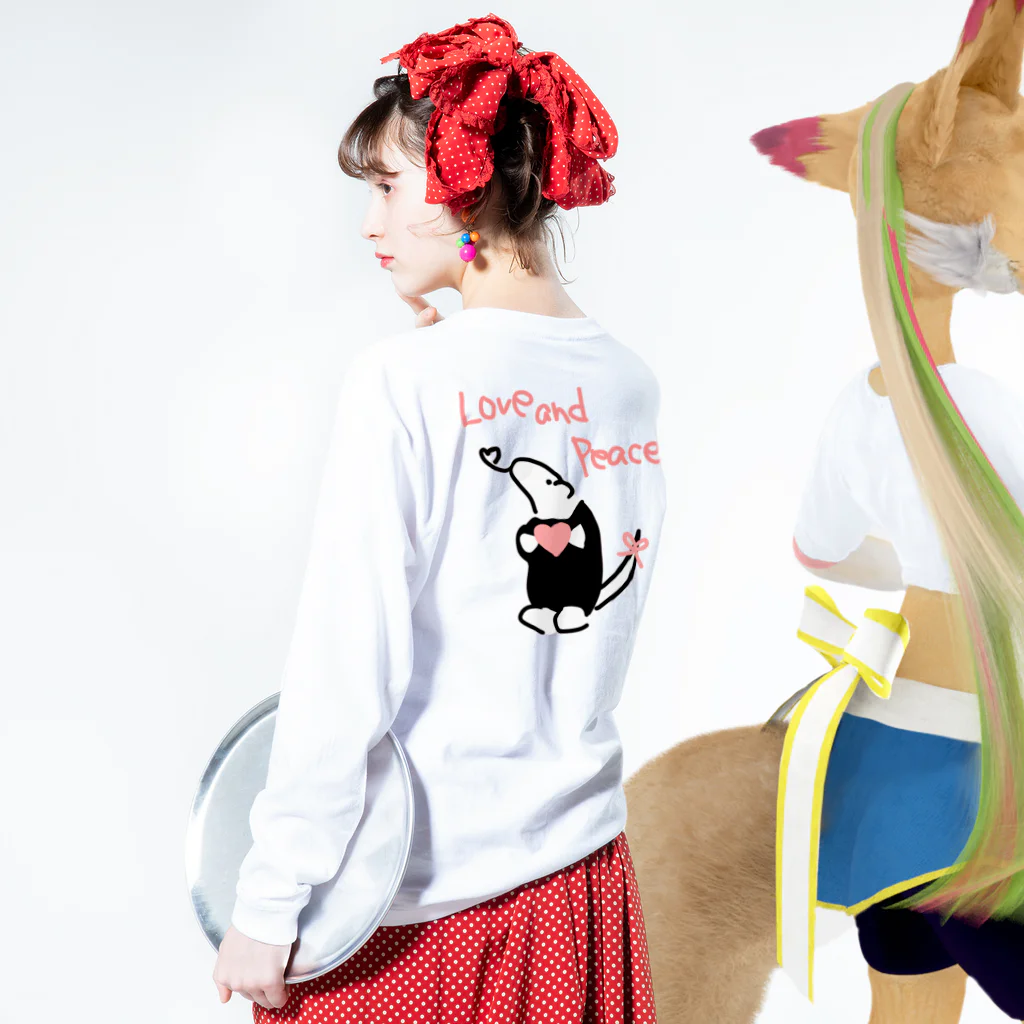 ミナミコアリクイ【のの】の【バックプリント】Love and Peace ロングスリーブTシャツの着用イメージ(裏面・袖部分)