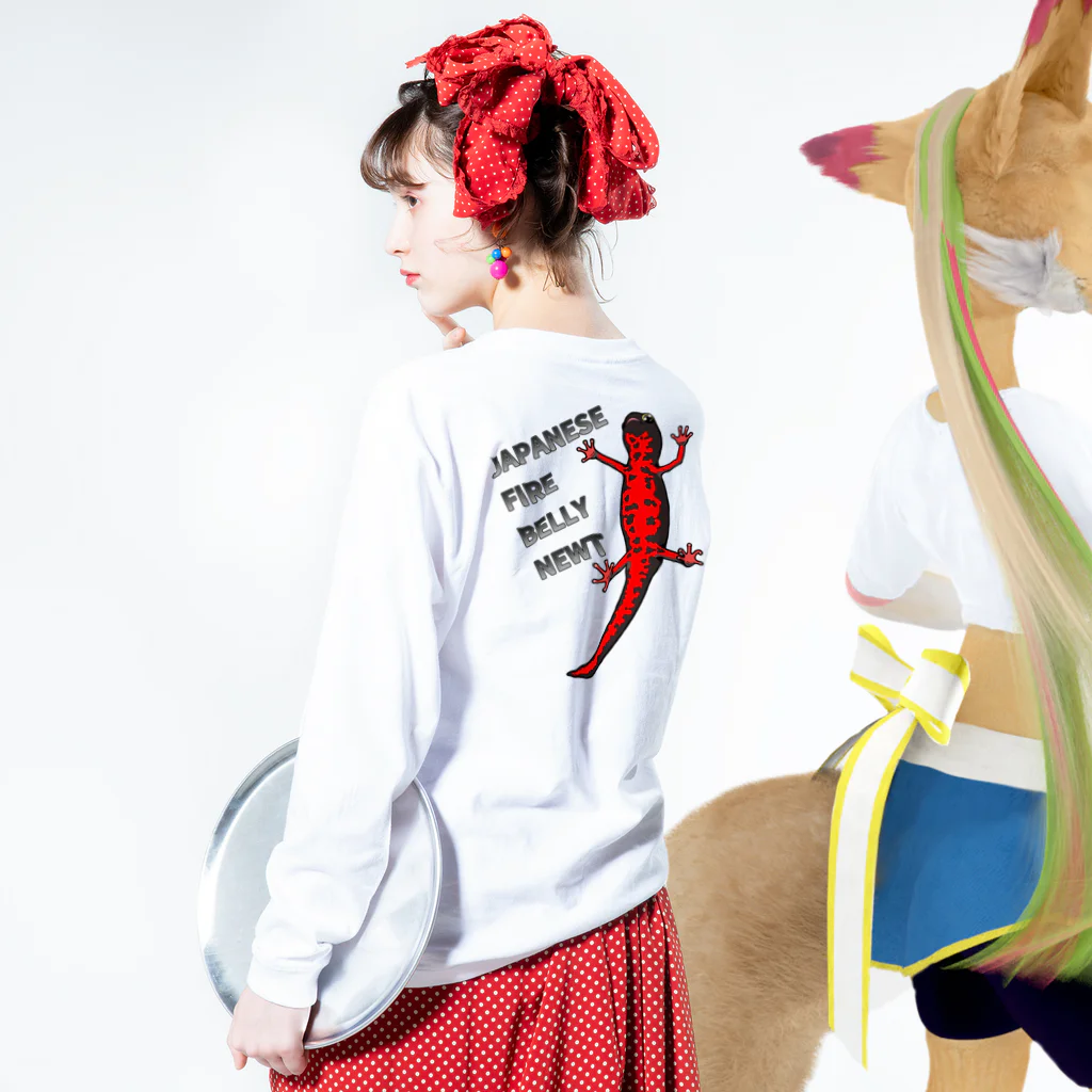 LalaHangeulのJAPANESE FIRE BELLY NEWT (アカハライモリ)　　バックプリント Long Sleeve T-Shirt :model wear (back, sleeve)