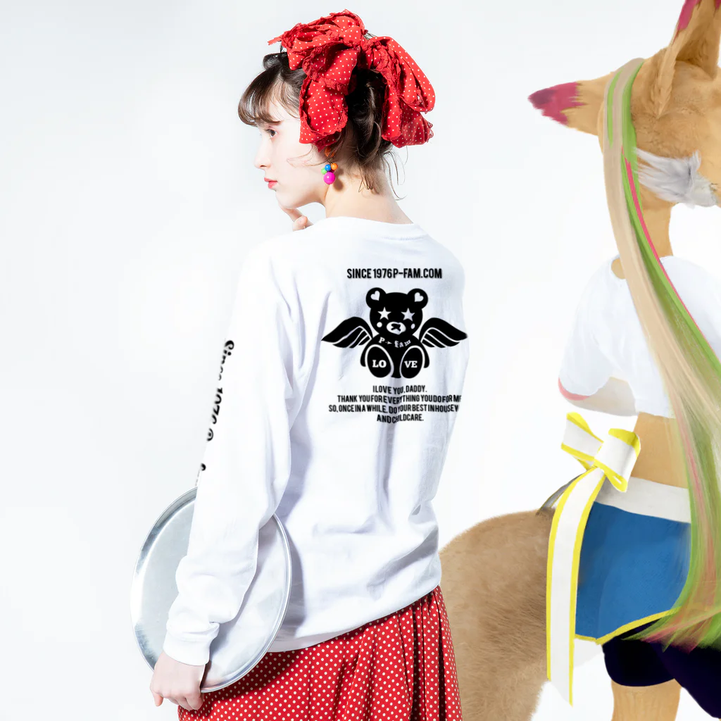 P➛fam.comのP➛KUMAちゃん(羽バージョン) ロングスリーブTシャツの着用イメージ(裏面・袖部分)