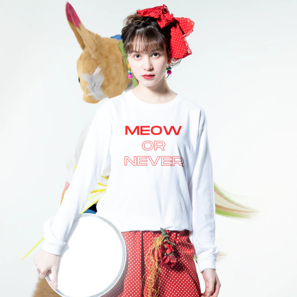 chubby the catのmeow or never Long Sleeve T-Shirt :model wear (front)