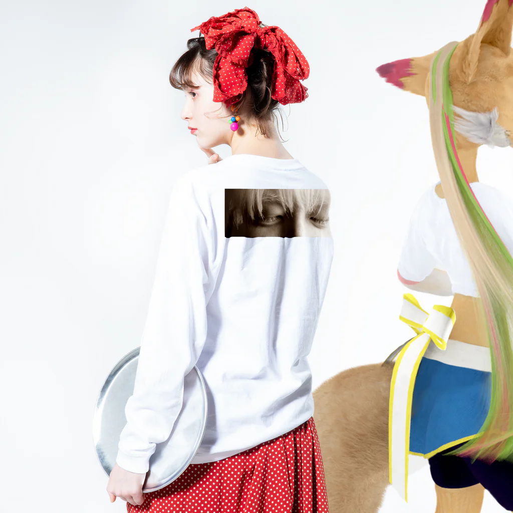 粕谷幸司 as アルビノの日本人のアルビノを着る ロングスリーブTシャツの着用イメージ(裏面・袖部分)