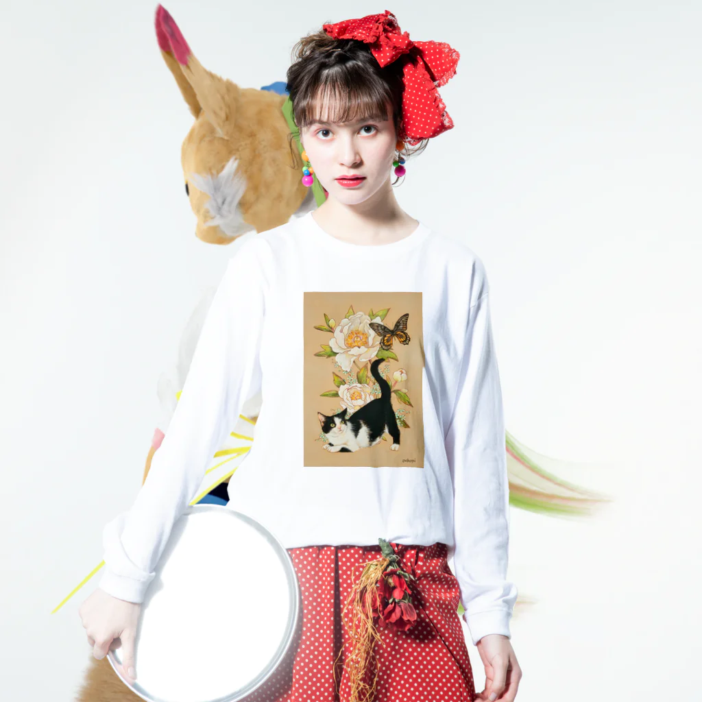 おちょぴの白い牡丹とハチワレ猫 Long Sleeve T-Shirt :model wear (front)