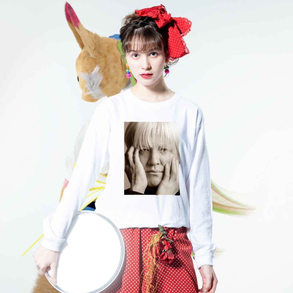 粕谷幸司 as アルビノの日本人のアルビノを着る Long Sleeve T-Shirt :model wear (front)