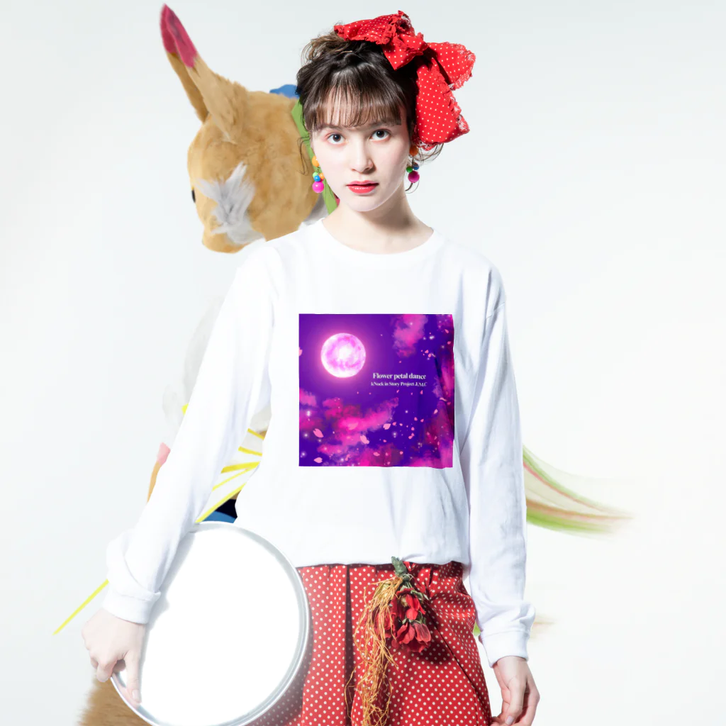 🌕朧月夜と紅茶時間☕️🫖のFlower petal dance ロングスリーブTシャツの着用イメージ(表面)