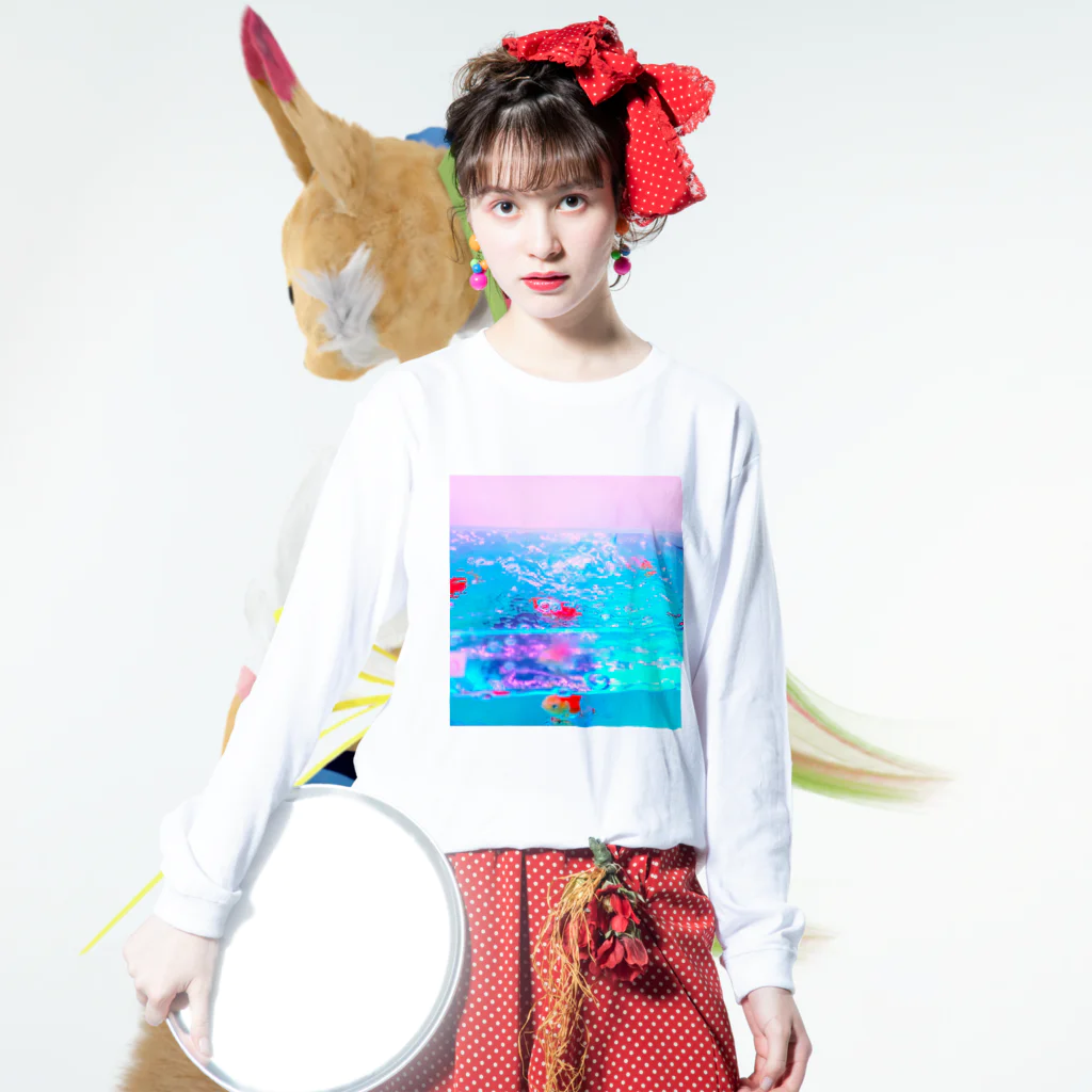 NEON LIGHT STARSの胸に金魚鉢を抱える Long Sleeve T-Shirt :model wear (front)