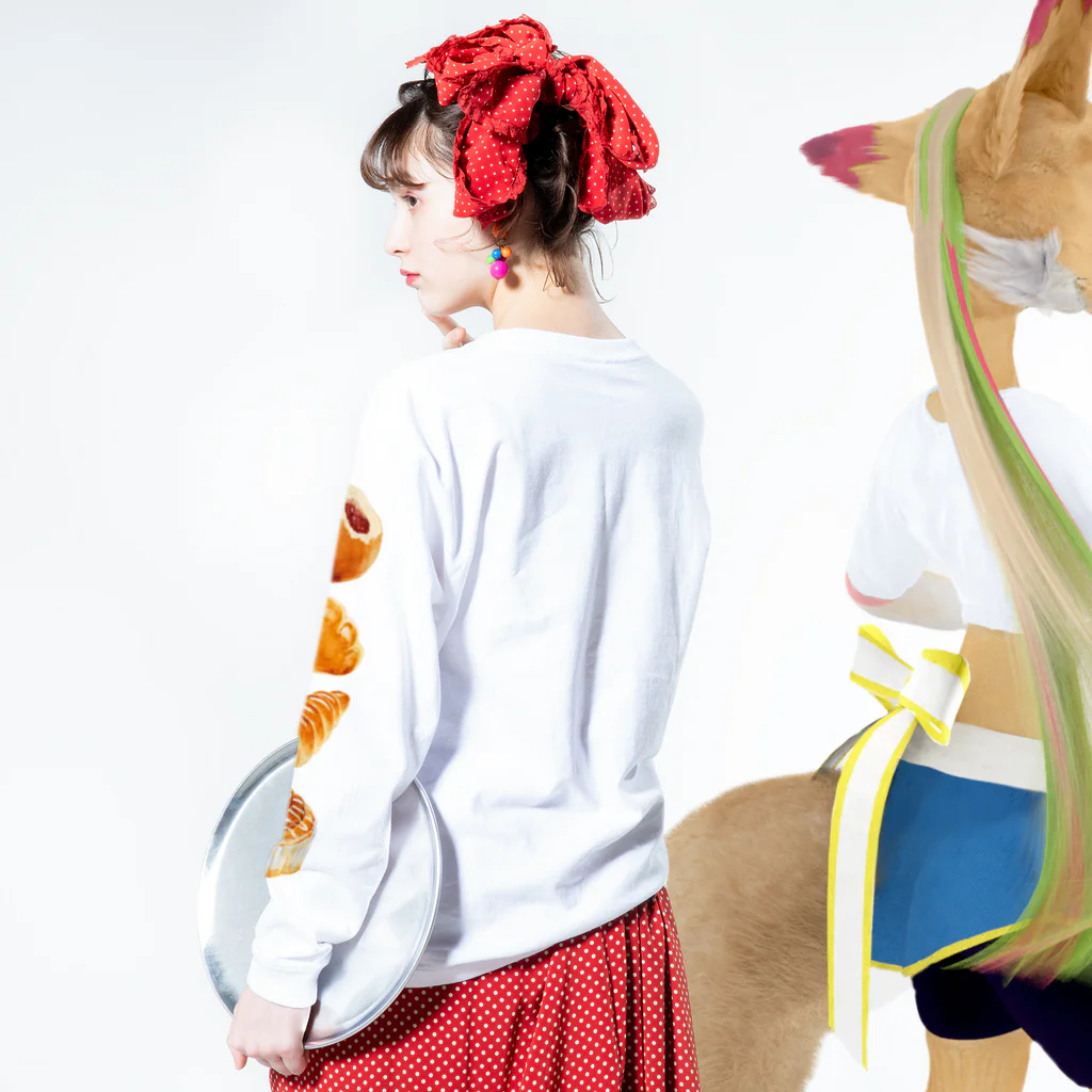REIKO SHIBUYAの菓子パンが好き　〜チェリーデニッシュ〜 ロングスリーブTシャツの着用イメージ(裏面・袖部分)