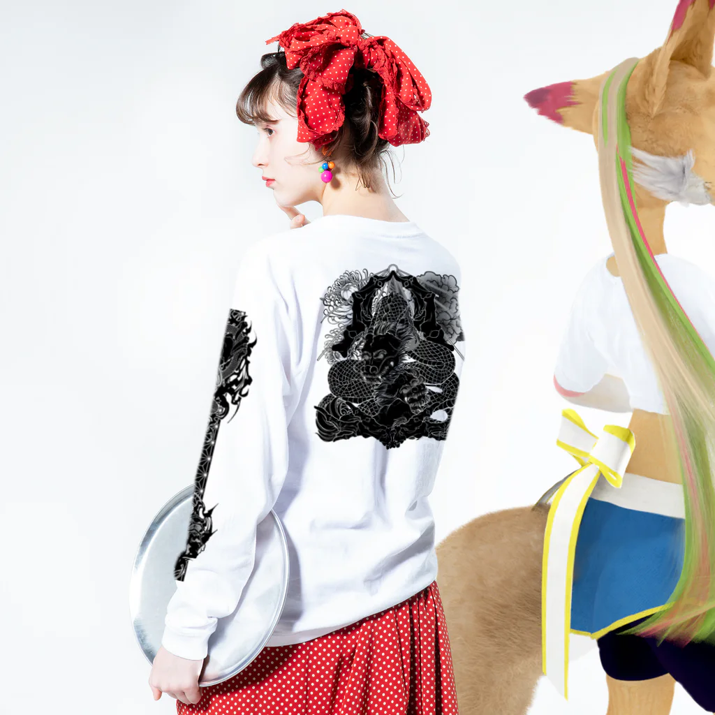 エージョウラボSUZURI店の和彫り・漆黒 ロングスリーブTシャツの着用イメージ(裏面・袖部分)