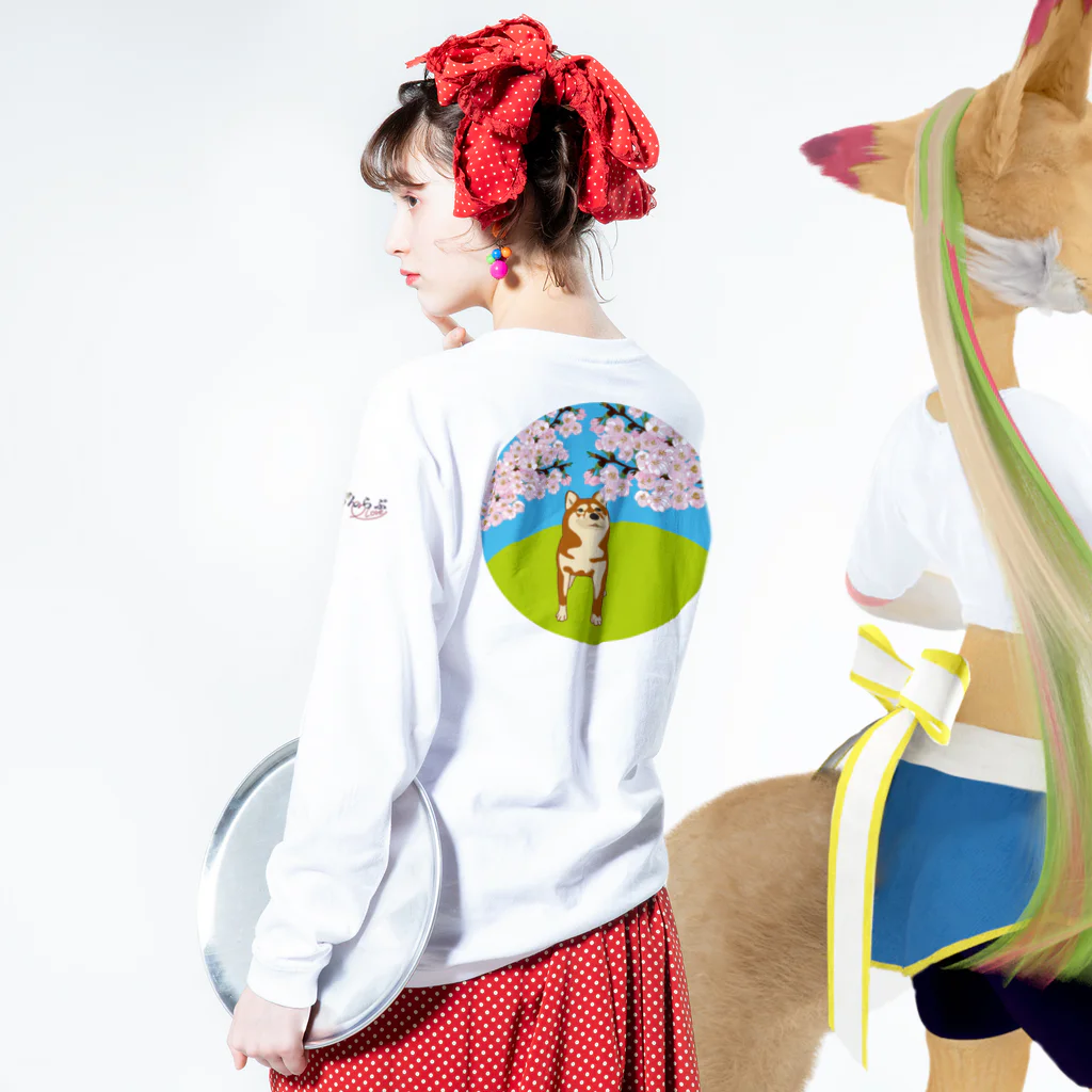 わんらぶの桜道通り行くわんちゃん Long Sleeve T-Shirt :model wear (back, sleeve)