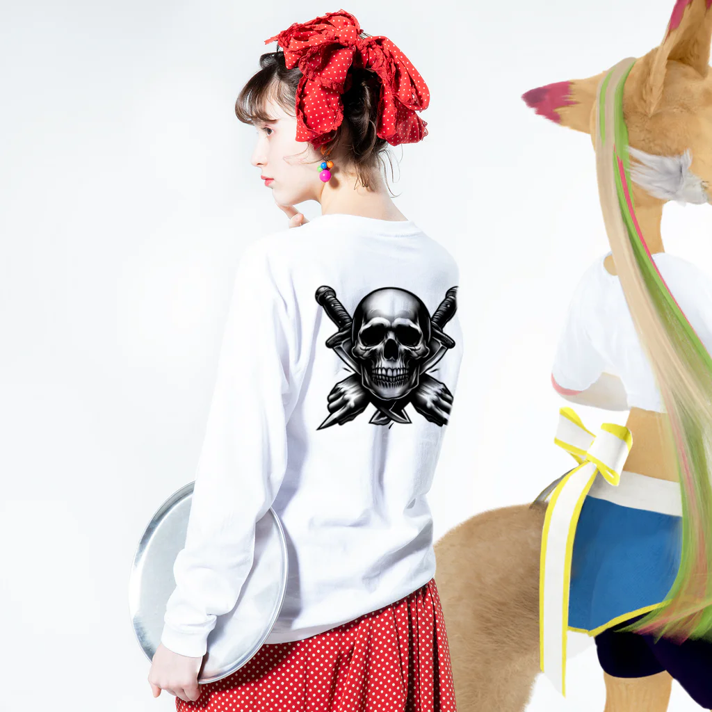 happiness_shopのナイフをくわえたドクロ Long Sleeve T-Shirt :model wear (back, sleeve)