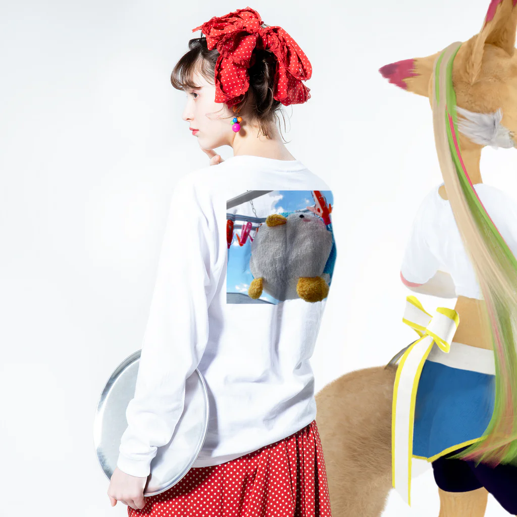 福井かほの干されてしまった 毛玉のペンギンぬいぐるみ Long Sleeve T-Shirt :model wear (back, sleeve)