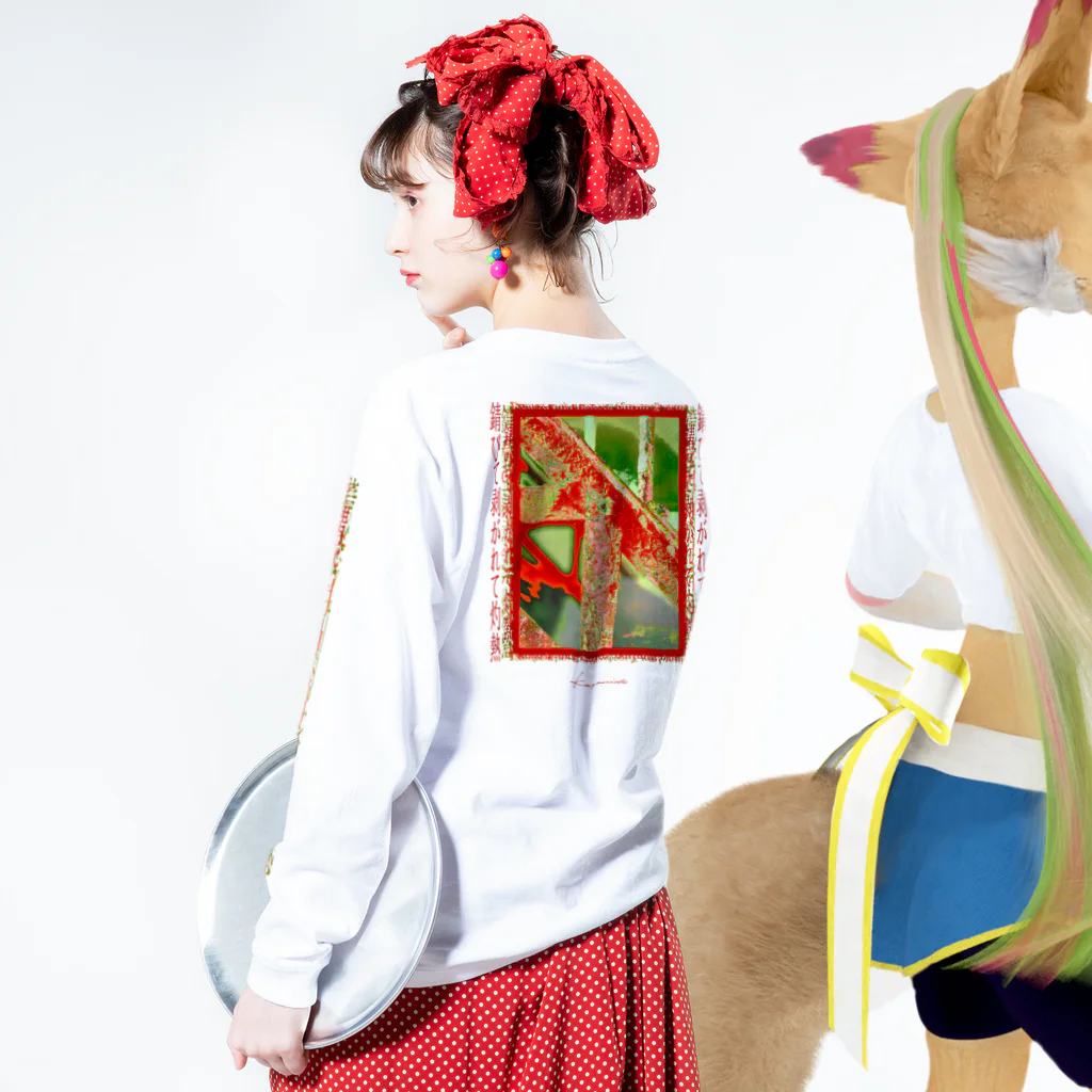 Kazumichi Otsubo's Souvenir departmentの錆びて剥がれて灼熱 ~ レッド＆グリーン ロングスリーブTシャツの着用イメージ(裏面・袖部分)