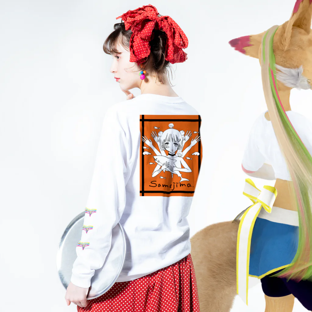 ゆるゆるなへんてこ屋の鮫島ちゃんとTETEMARU ロングスリーブTシャツの着用イメージ(裏面・袖部分)