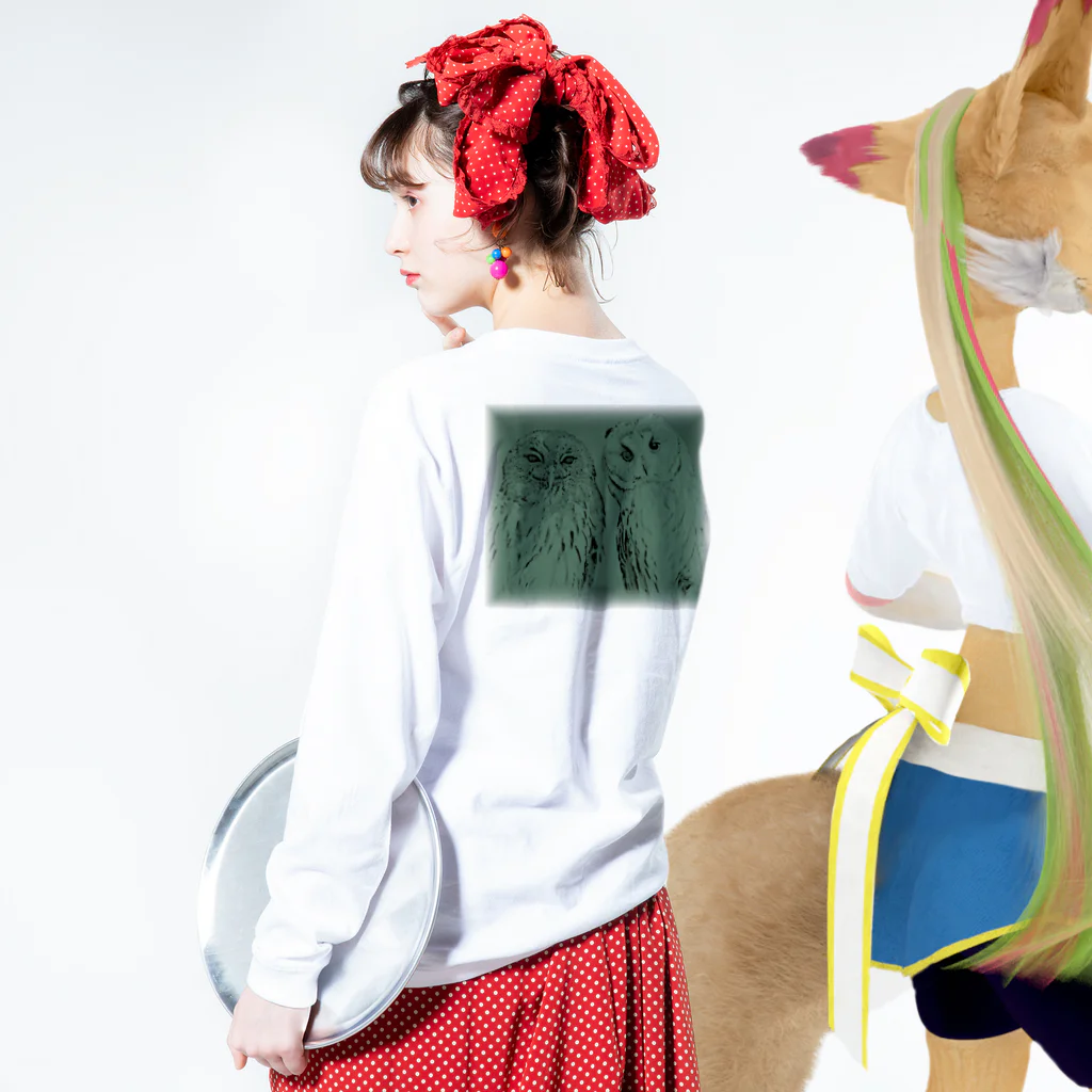 アニマルカフェ　The zoo &猛禽屋中部のナンベイヒナフクロウ&トラフズク Long Sleeve T-Shirt :model wear (back, sleeve)