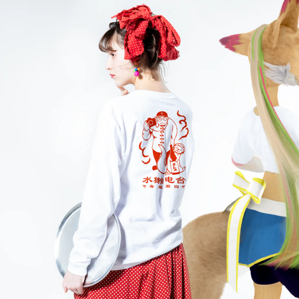 カワウソ祭屋さんの中華風我々_赤の背中 ロングスリーブTシャツの着用イメージ(裏面・袖部分)