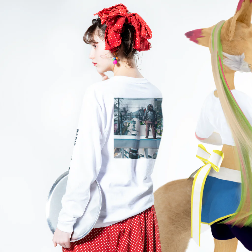 PARISshopのPARIS on the City!×コサカダイキ「愛の爆心地」 ロングスリーブTシャツの着用イメージ(裏面・袖部分)
