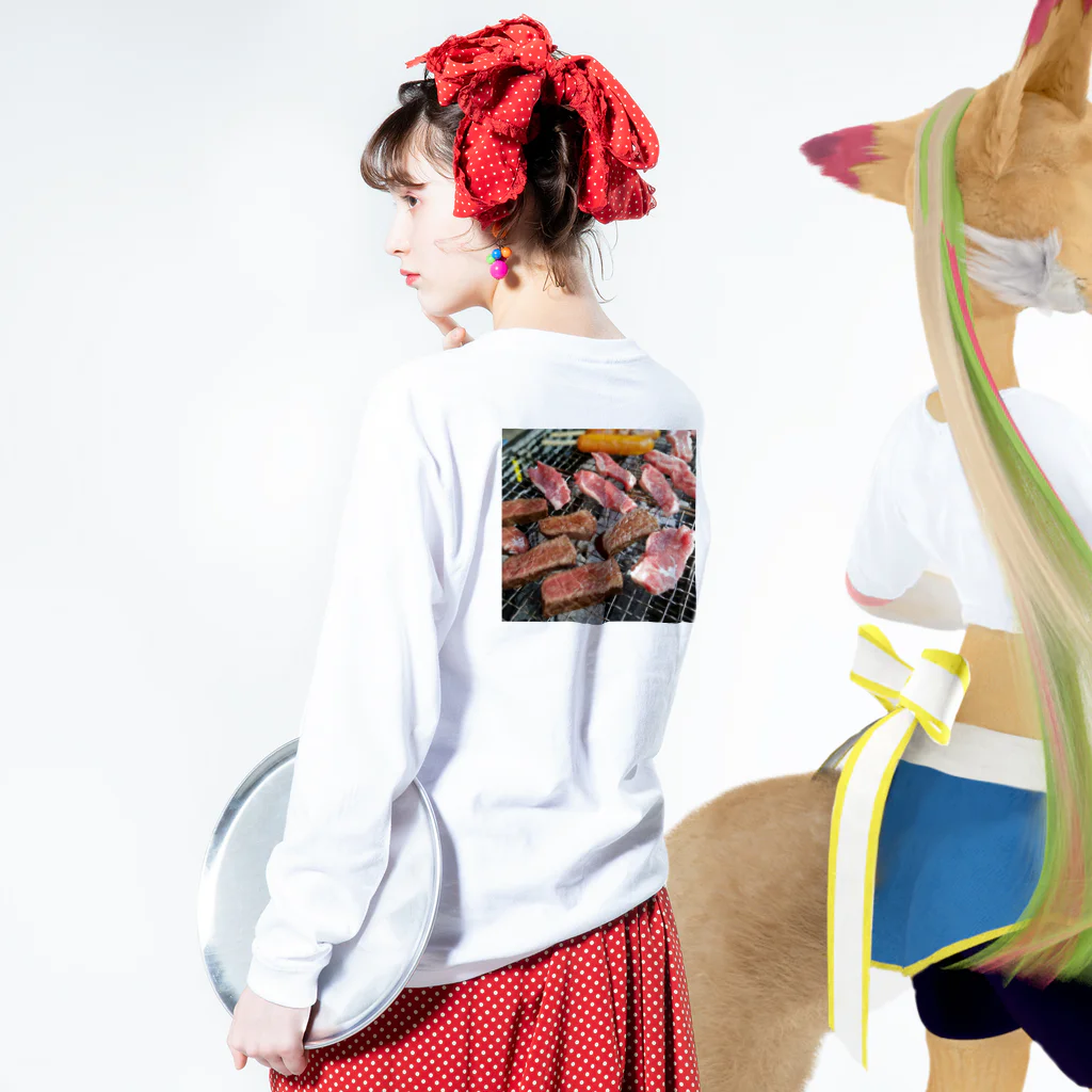 YumYumYumのおいしそうなBBQ ロングスリーブTシャツの着用イメージ(裏面・袖部分)