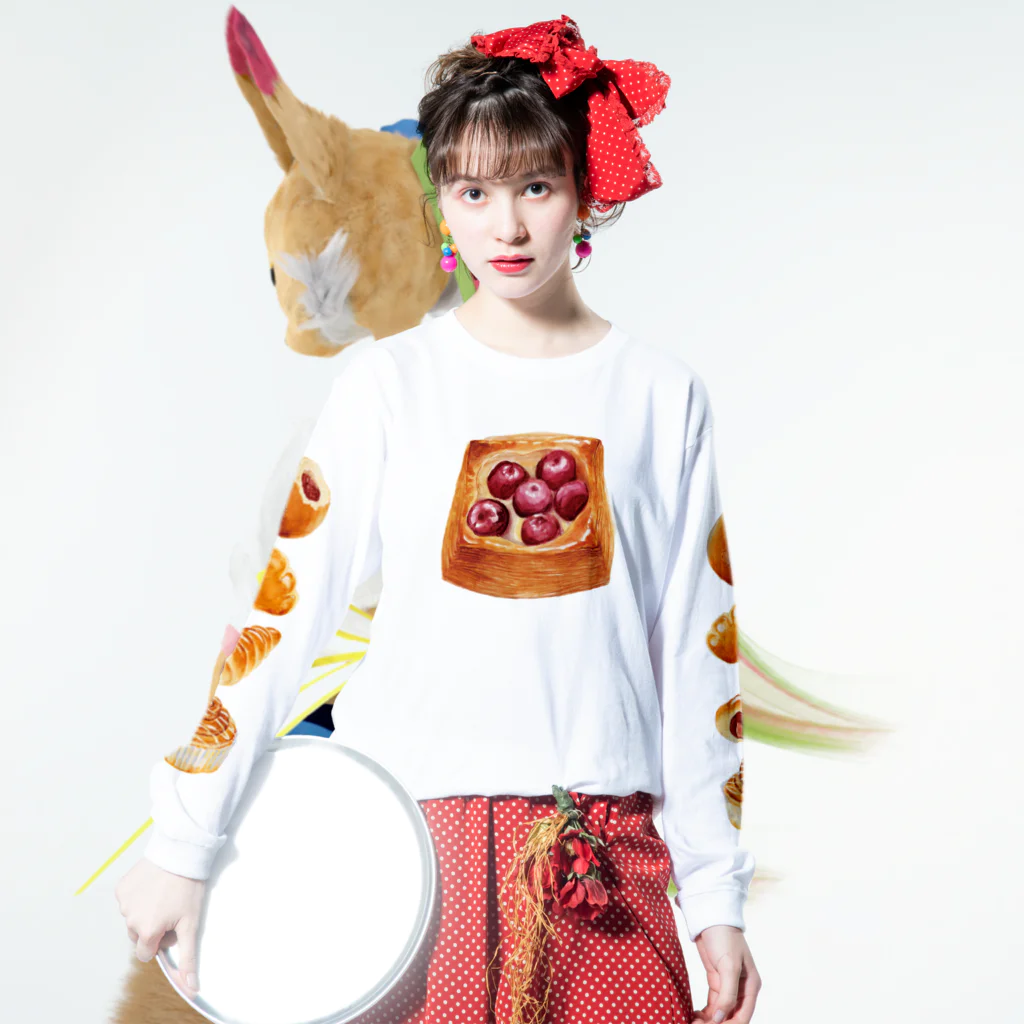REIKO SHIBUYAの菓子パンが好き　〜チェリーデニッシュ〜 ロングスリーブTシャツの着用イメージ(表面)