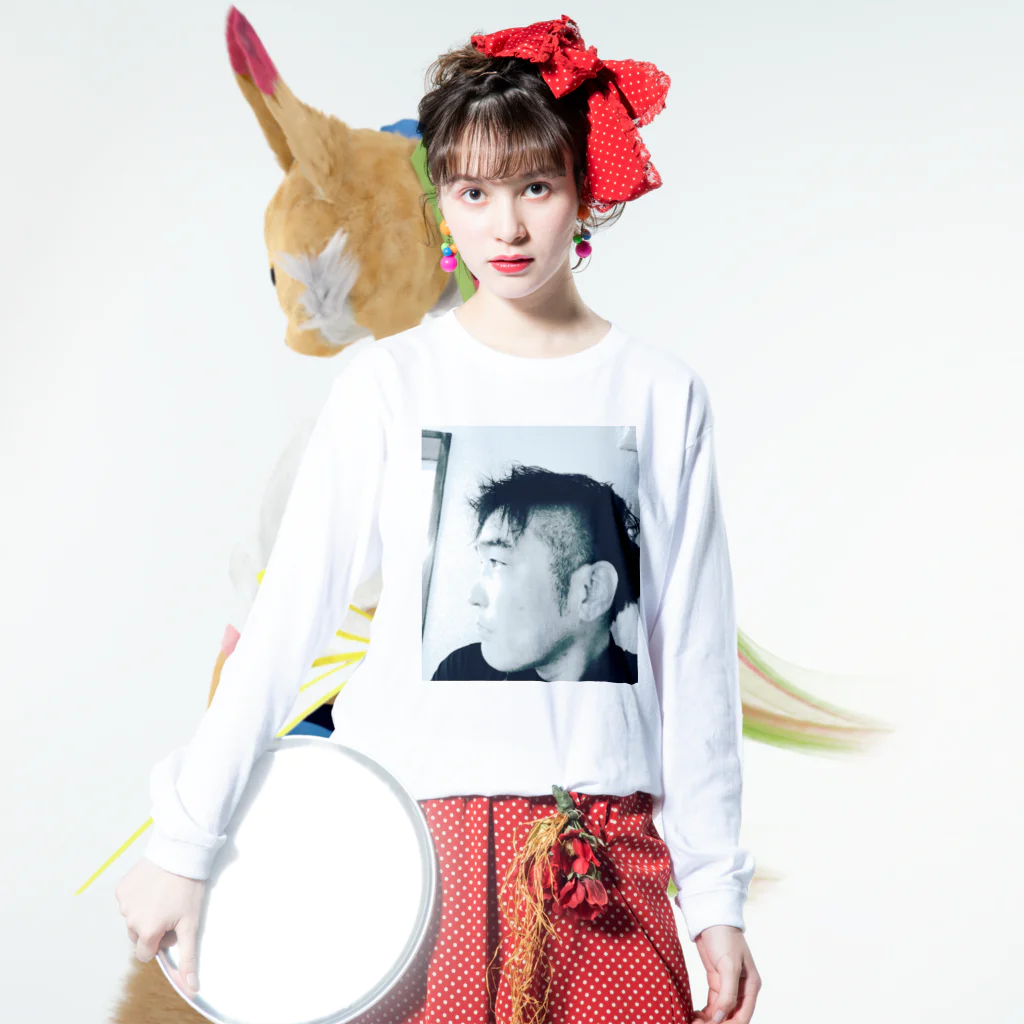 銀座ブイヨン画廊の赤い鳳仙花 ロングスリーブTシャツの着用イメージ(表面)