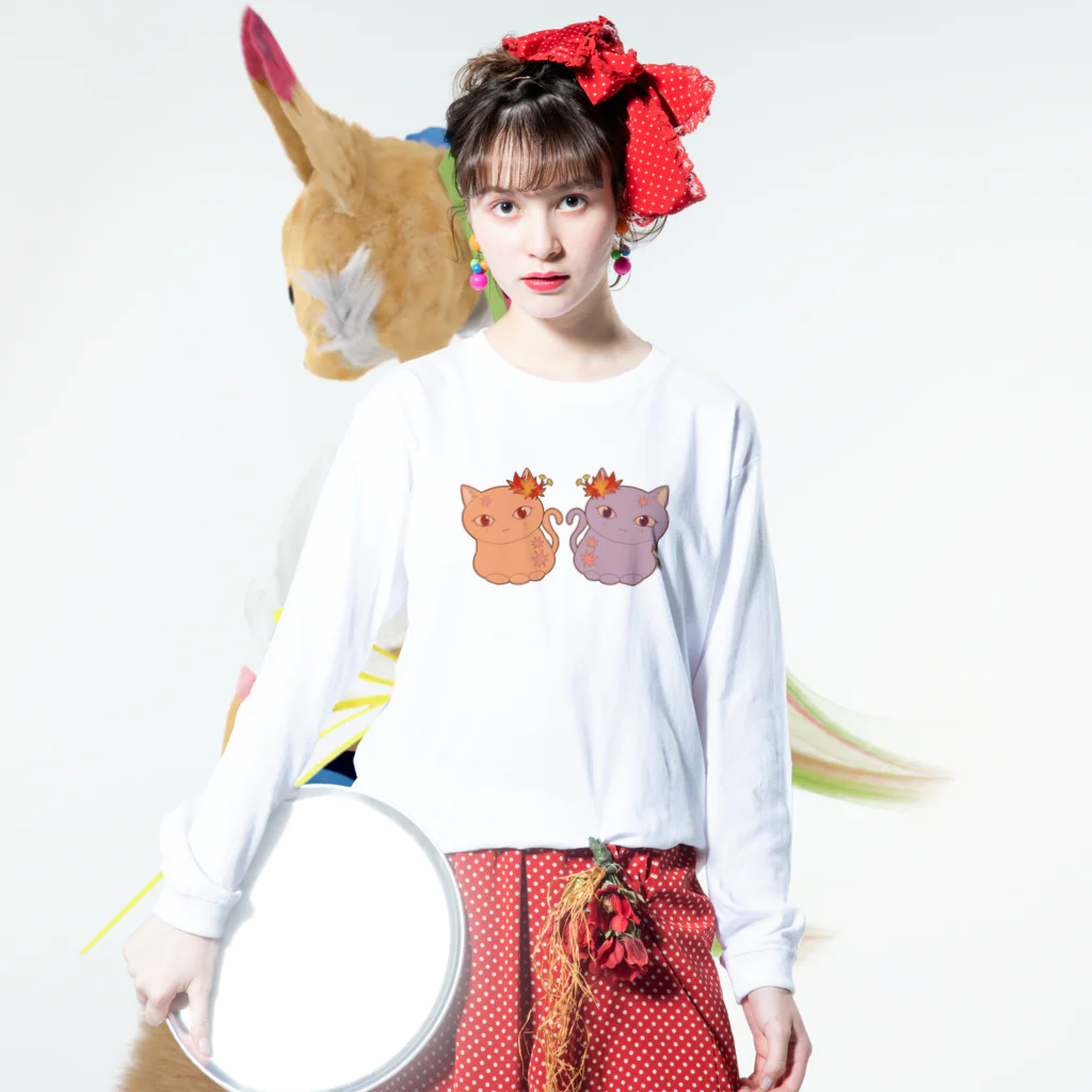 いろはにゃんこ堂の四季猫さん（秋/紅葉）（オレンジ/パープル） ロングスリーブTシャツの着用イメージ(表面)