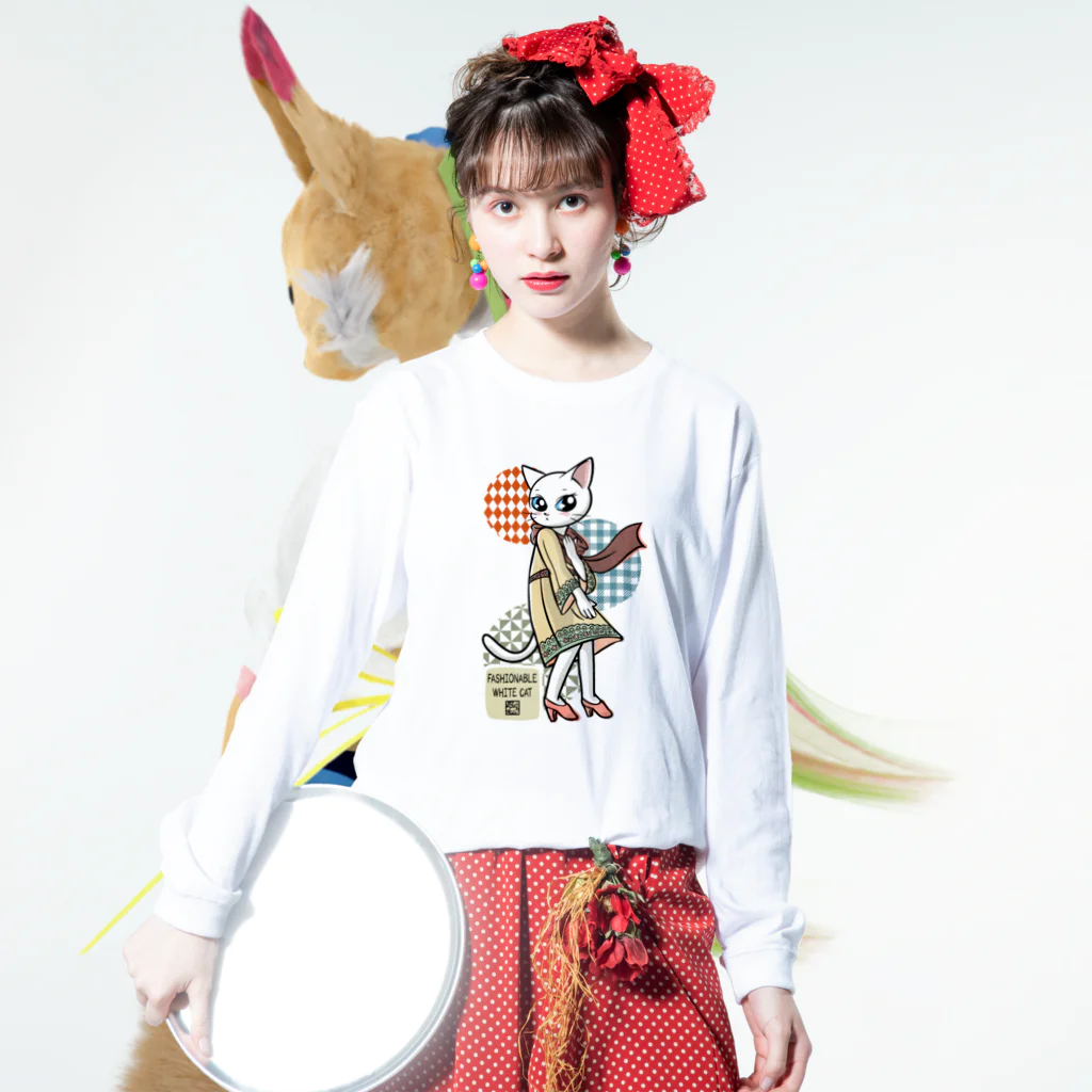 BATKEI ARTのFashionable white cat Long Sleeve T-Shirt :model wear (front)